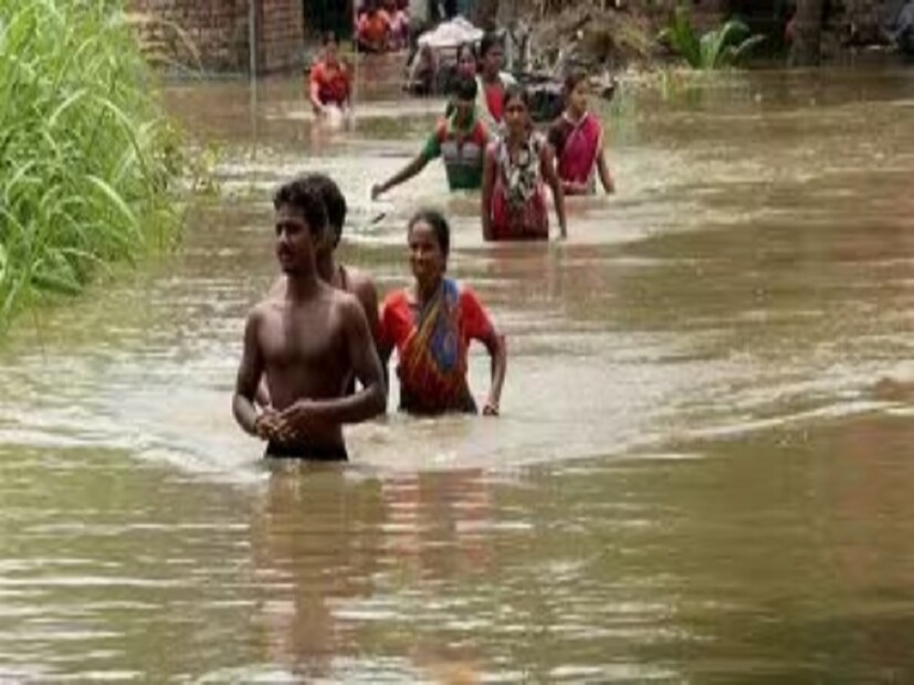 রাজ্যে নিম্নচাপের জেরে অবিরাম বৃষ্টিপাত হয়ে চলেছে৷ যার জেরে রাজ্যের বিস্তীর্ণ অঞ্চলে শুরু হয়েছে বন্যা পরিস্থিতি৷ 