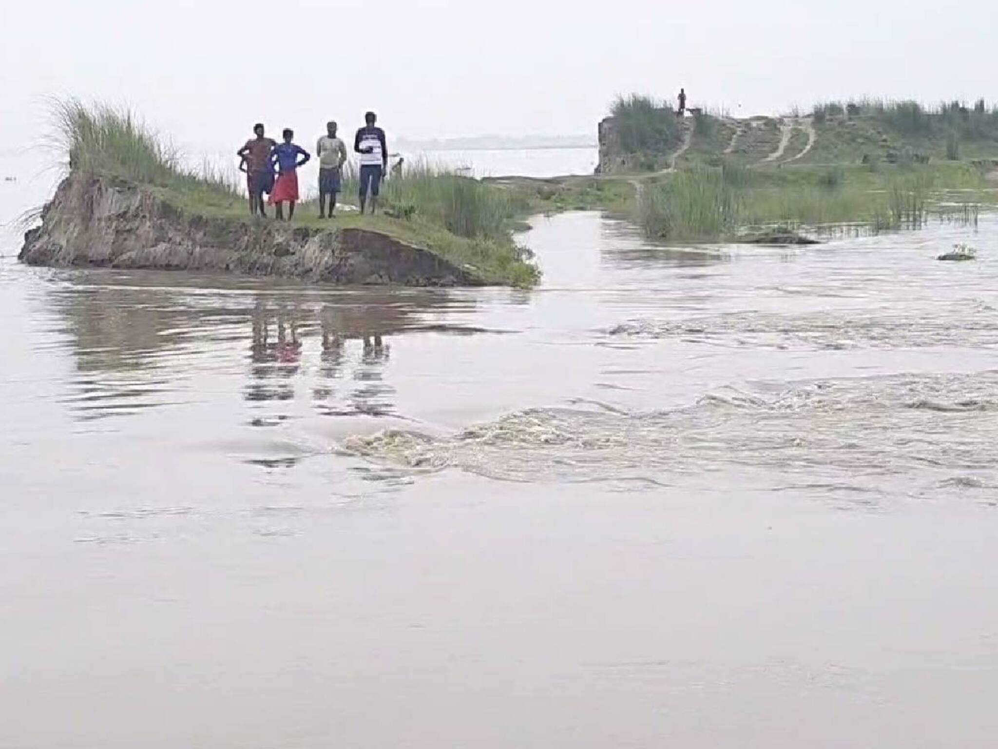 West Bengal flood situation: ফুঁসছে ভাগীরথী, নতুন করে বন্যা পূর্ব বর্ধমানের বহু এলাকায়! বন্ধ হল ফেরি চলাচল
