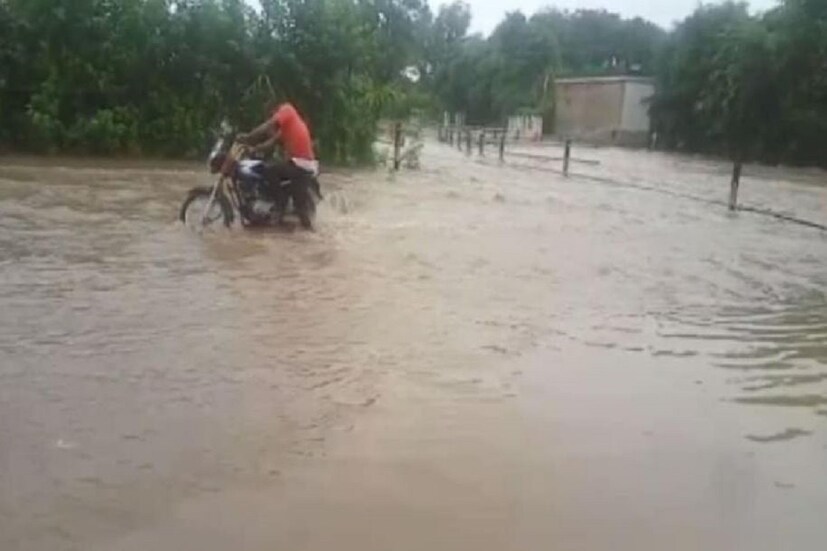 অত্যাধিক বৃষ্টিপাতের জেরে রাজ্যের একাধিক বাড়ি ভেঙে পড়ল। এমনই ঘটনা ঘটেছে বীরভূমের সিউড়ি ২ ব্লকের পঞ্চায়েতের অন্তর্গত গাংটে গ্রাম-সহ আশেপাশের একাধিক গ্রামে। তাতেই বিপাকে পড়েছেন এলাকাবাসী।