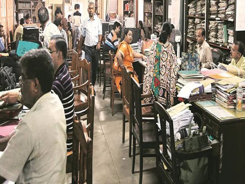 সরকারের নতুন বিজ্ঞপ্তি অনুযায়ী, পশ্চিমবঙ্গ সার্ভিসে থাকা কর্মীরা জেনারেল প্রভিডেন্ট ফান্ড (জিপিএফ) এবং পশ্চিমবঙ্গের কনট্রিবিউটরি ফান্ডে এই নির্দিষ্ট সুদের হার প্রযোজ্য হবে। এছাড়া জানা যাচ্ছে যে, রাজ্য সরকার সাধারণত যেসব ক্ষেত্রে জিপিএফ (GPF) সুদ দিয়ে থাকে, তাতেও নাকি প্রযোজ্য হবে এই সুদের হাত।
