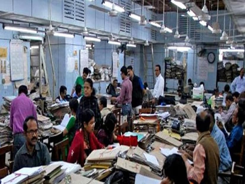 গত কয়েক বছর ধরে অনলাইনেই দেখা যাচ্ছিল GPF স্টেটমেন্ট। তবে এবার থেকে নতুন নিয়ম বলছে, স্টেটেন্টের হার্ড কপি পাওয়া যাবে না। সেক্ষেত্রে সরকারি কর্মীরা বাংলার পিএজি অফিসের ওয়েবসাইটে গিয়ে জিপিএফ স্টেটমেন্ট দেখতে এবং সেটি ডাউনলোড করে নিতে পারবেন।