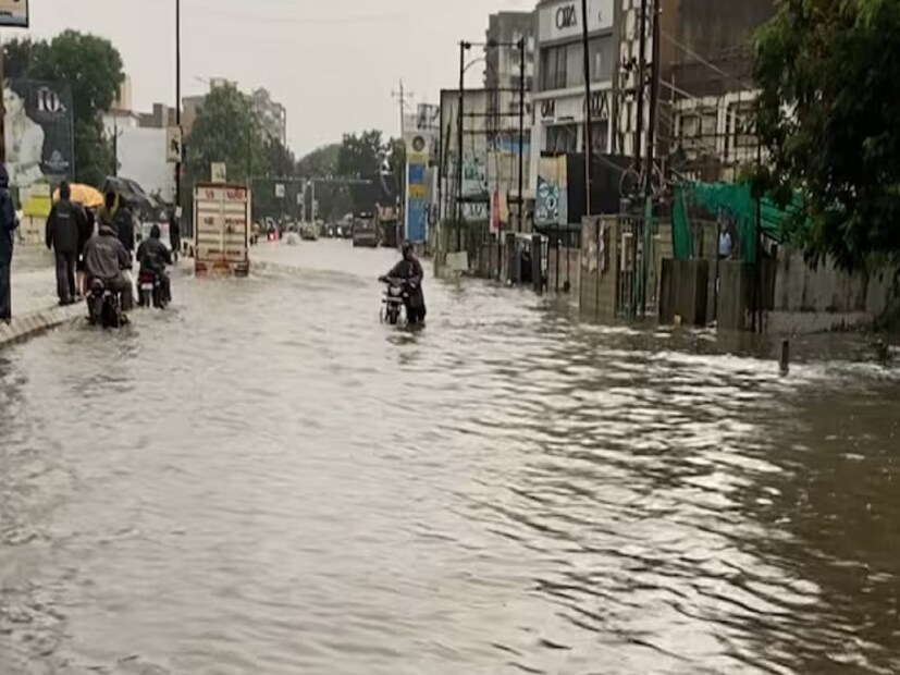 কেবল ঘাটাল নয়, হুগলি জেলার অবস্থাও খুব একটা ভাল নয়৷ এখানে নতুন করে বিচ্ছিন্ন হয়েছে খানাকুলের বেশ কয়েকটি গ্রাম। সাইবুনা, চকবেদুয়া, কটাপুকুর, পাতুল, রাধাবল্লভপুরের বিস্তীর্ণ অঞ্চল জলের তলায়। ফলে বন্ধ যোগাযোগ ব্যবস্থা৷ জলের তলায় আরামবাগ গাড়েরঘাট রোড।