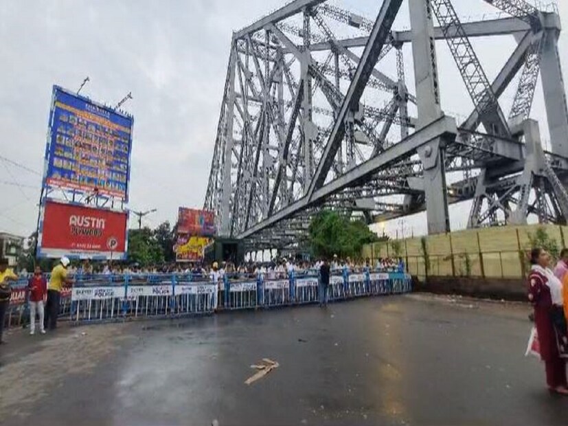 তিরিশ হাজার টন ইস্পাত লেগেছিল হাওড়া ব্রিজ তৈরি করতে। এই ইস্পাত বা লোহা সরবরাহ করেছিল টাটা স্টিল। জামশেদপুর থেকে সেই স্টিল আনা হয়েছিল। সেই লোহা একেবারে আধুনিক। এখন যে লোহা দিয়ে কাজ করা হচ্ছে, তা সেই সময় ব্যবহার হয়েছিল। এটা একটা ঐতিহাসিক পদক্ষেপ ছিল। 