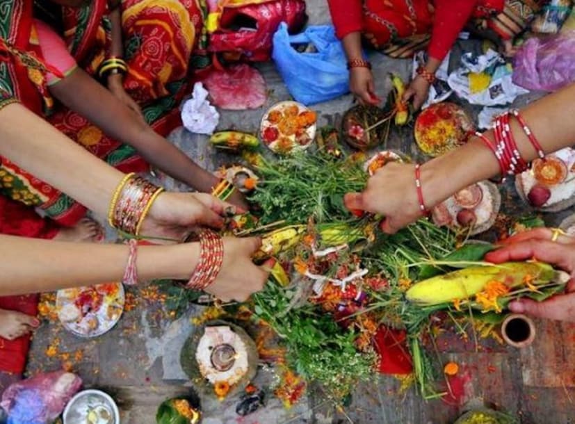 হরতালিকা তীজ ২০২৪: এমন এক উপবাস রয়েছে যা বিবাহিত মহিলারা করেন তাঁরে সৌভাগ্য কামনায় পালন করার জন্য। এর মধ্যে একটি হরিতালিকা তিজের উপবাস, যা বিশেষ করে বিহার এবং পূর্ব উত্তর প্রদেশের কিছু এলাকায় পালন করা হয়। এই দিনে মহিলারা ১৬ রকমের জিনিস দিয়ে নিজেকে সাজিয়ে তোলেন এবং সারা দিন নির্জলা উপোস করেন। হরিতালিকা তিজের দিনে মা পার্বতী ও শিবের পুজো করা হয়। 