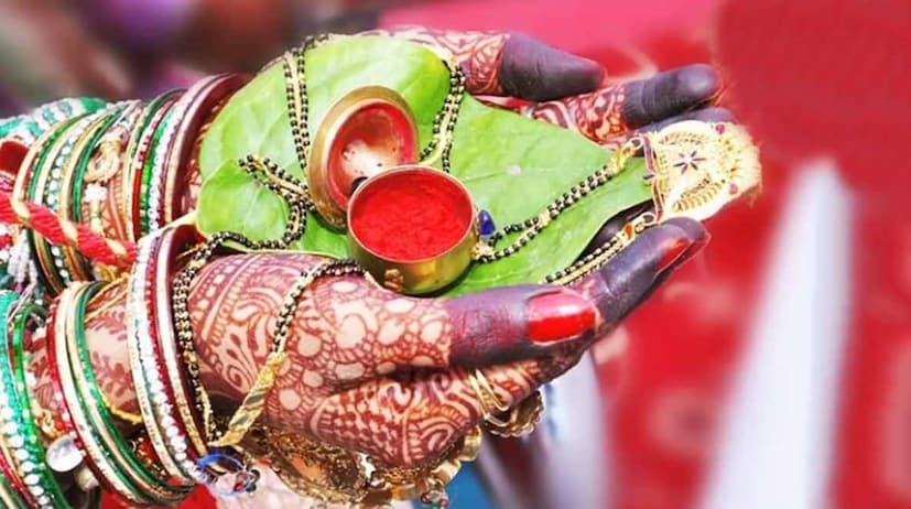 এই উপবাসটি প্রতি বছর ভাদ্রপদ মাসের শুক্লপক্ষের তৃতীয়া তিথিতে পালন করা হয় এবং বৈদিক ক্যালেন্ডার অনুসারে এই বছর এই তারিখটি ৬ সেপ্টেম্বর পড়ছে। এমন পরিস্থিতিতে ৬ সেপ্টেম্বর ২০২৪ তারিখে হর তালিকা তিজের উপবাস পালন করা হবে। মহিলারা এই দিনে কিছু নিয়ম পালন করলে তাঁদের স্বামীর জীবন থেকে আর্থিক সমস্যা দূর হয় এবং অর্থ উপার্জনের নতুন পথ খুলে যায়।