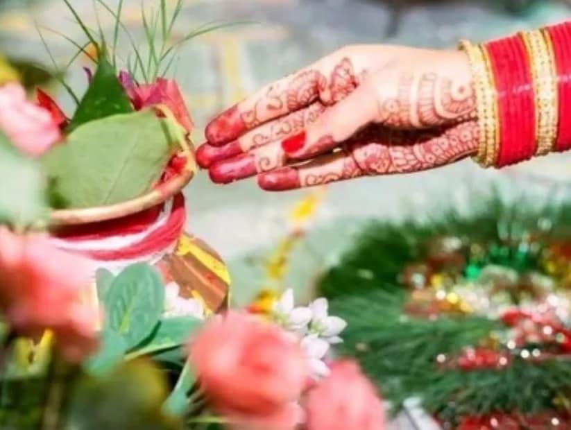 হরতালিকা তীজের দিনে যা করতে হবে-স্বামীর দীর্ঘায়ু কামনায় মহিলারা হরতালিকা তীজে উপবাস করেন। রীতি অনুযায়ী এই দিনে শিব ও মাতা পার্বতীর আরাধনা করা উচিত। পুজোর পর শিব চালিসা পাঠ করলে স্বামীর জীবনে যদি কোনও আর্থিক সংকট থাকে, তা দূর হয় এবং আর্থিক অবস্থা মজবুত হয়।