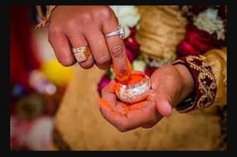যদি স্বামী-স্ত্রী দাম্পত্য জীবনে সুখ ও প্রেম কামনা করেন, তাহলে হরতালিকা তীজের দিন গোপনে পঞ্চোপচার পদ্ধতিতে গণেশের পুজো করুন এবং দূর্বা ও মালপোয়া নিবেদন করুন।