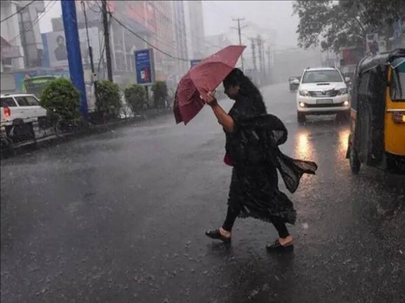 রবিবার পর্যন্ত ভারী বৃষ্টির সতর্কতা দক্ষিণবঙ্গের সব জেলাতেই। শুক্রবার ও শনিবার ভারী থেকে অতি ভারী বৃষ্টির সম্ভাবনা। মেঘলা আকাশ বিক্ষিপ্তভাবে বৃষ্টি চলবে।