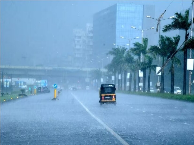 এ দিকে, প্রাক-পুজো পর্বে আবার নিম্নচাপের আশঙ্কা! শনিবার ঘূর্ণাবর্ত তৈরি হতে পারে। এই ঘূর্ণাবর্ত থেকে সোমবার নিম্নচাপ তৈরি হওয়ার প্রবল সম্ভাবনা। আপাত ভাবে নিম্নচাপ কোন অভিমুখে যায় এবং তার জেরে বাংলায় কতটা বৃষ্টি হয় এখন সেটাই দেখার।