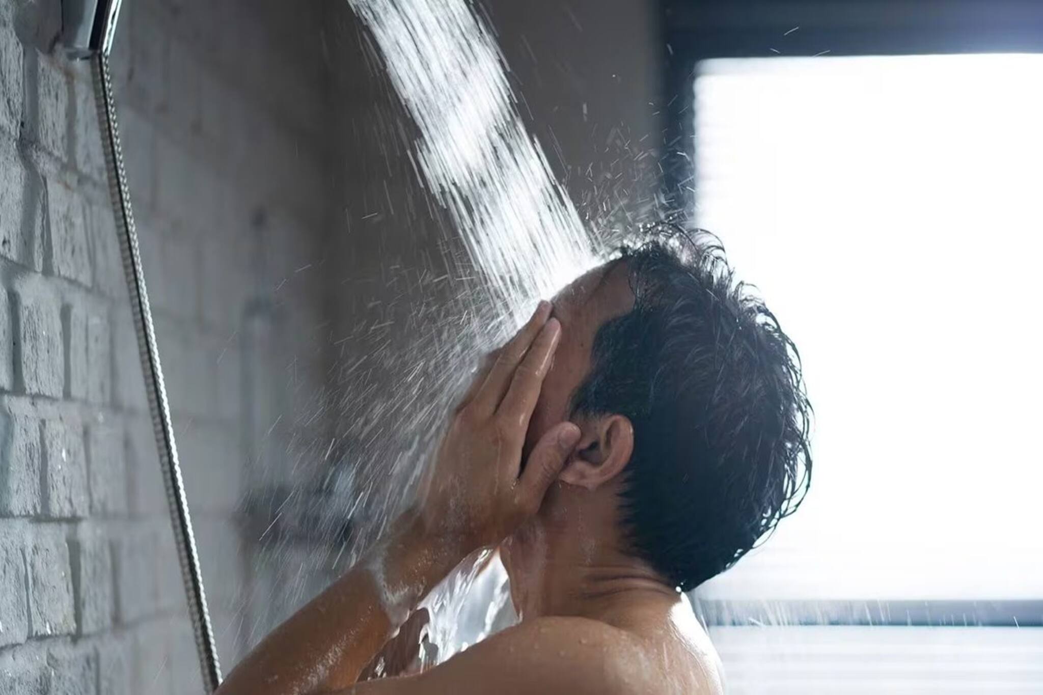 শাওয়ারের নিচে দাঁড়ালেই প্রস্রাব করেন? শরীরে কী হচ্ছে, জেনে নিন