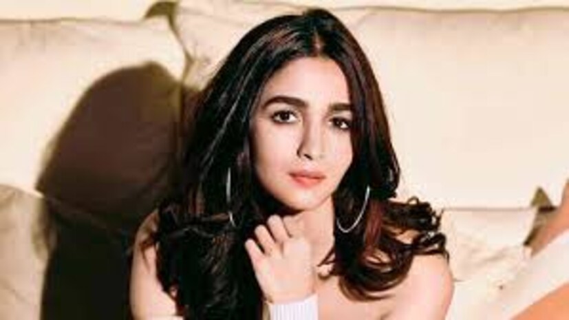 রীতিমতো বুদ্ধি আর কৌশল করেই একপ্রকার আলিয়াকে হ্যাশট্যাগ করেছেন দিব্যা। আর বেশ তীর্যক ভঙ্গিতেই লিখেছেন, “সচ মেঁ বহুত জিগরা হ্যায় (অর্থাৎ সত্যি সত্যিই বুকের পাটা রয়েছে)।” এভাবে আলিয়াকে রীতিমতো একহাত নিলেন দিব্যা। এমনকী জিগরা অভিনেত্রীকে সত্যের সম্মুখীন হওয়ার সাহসটুকু রাখার কথাও বলেছেন তিনি। এর পাশাপাশি দিব্যার তোপ, আলিয়া নিজেই টিকিট কিনে নকল কালেকশন দেখাতে চেয়েছেন। বক্স অফিসের পরিসংখ্যানের ক্ষেত্রেও ভুয়ো তথ্য দিয়েছেন।
