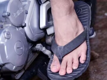 চটি পরে বাইক চালানো যায়?