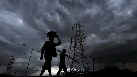 গুজরাত ইতিমধ্যেই বর্ষার বৃষ্টির কবলে। বেশ কিছু এলাকায় বন্যা পরিস্থিতির সৃষ্টি হয়েছে। তার উপর এবার নতুন ঘূর্ণিঝড়ের সতর্কতায় সিঁদুরে মেঘ দেখছেন মানুষ।