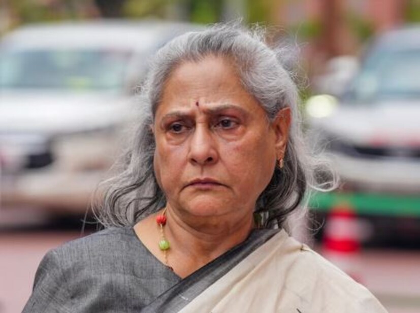 জয়া বচ্চনকে নিয়ে নানা সময় নানা রকম কথা হয়৷ তিনি খুব মুখড়া, এমনই কথা বারবার উঠে আসে৷ প্যাপারাৎজিদের সামনে তিনি সবসময় খুব বিরক্তি প্রকাশ করেন৷ এবং রেগেও যান৷ ফলে তিনি সবার খুব প্রিয় নন৷ 