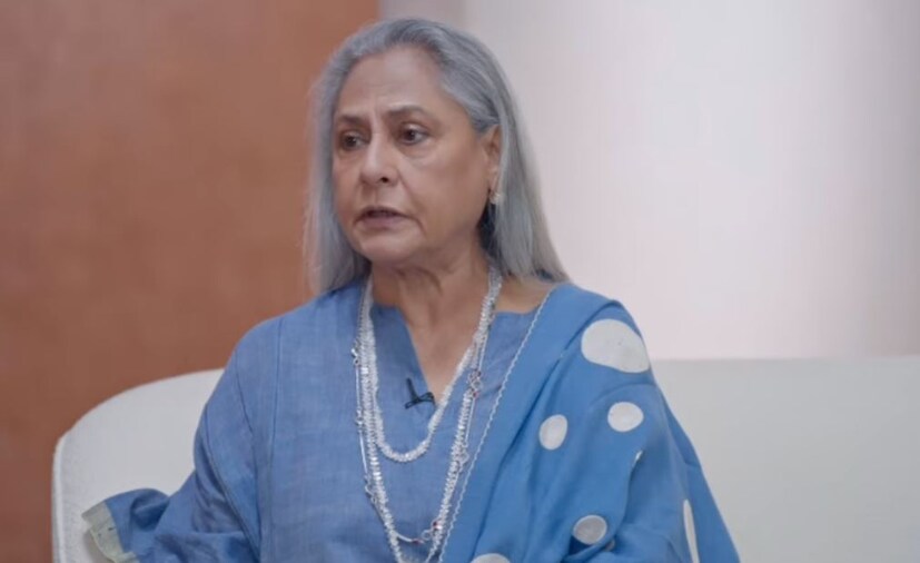 জয়া বচ্চনকে নিয়ে অনেক চর্চা হয়৷ স্বভাবগত ভাবে তিনি খুব কর্কশ, রাগীও৷ এমন বদনাম রয়েছে অমিতাভ ঘরণীর বিরুদ্ধে৷ এমনকী তিনি সকলের সঙ্গে খারাপ ব্যবহার করেন বলেও অভিযোগ! 