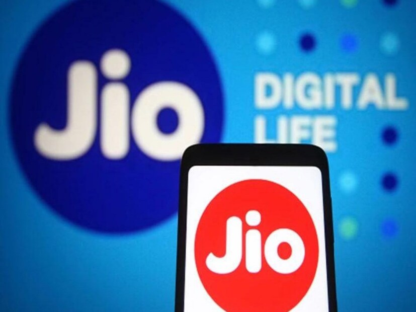২০২৩ অক্টোবরে লঞ্চ হয়েছিল Jio Air Fibre ৷ প্রথম ছ’মাসেই গ্রাহক সংখ্যা ছাড়িয়ে গিয়েছে ১ মিলিয়ন ৷ আরও ১ মিলিয়ন গ্রাহক সংখ্যা বেড়ে যায় মাত্র ১০০ দিনে ৷ এদিন মুকেশ আম্বানি জানান, তাঁদের লক্ষ্যে হচ্ছে প্রতি ৩০ দিনে ১ মিলিয়ম গ্রাহক সংখ্যা যোগ করা ৷ 