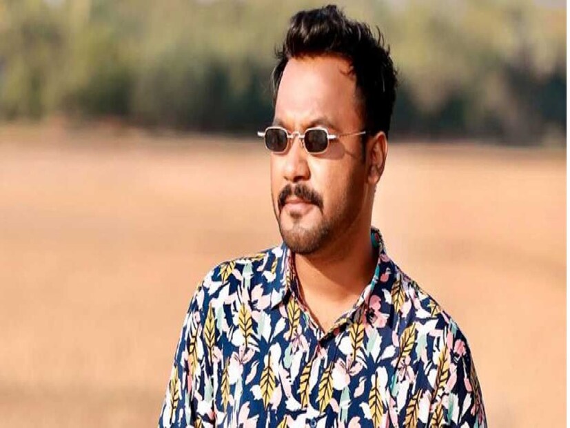 জিয়াউল হক পলাশ লালের মধ্যে বাংলাদেশের মানচিত্র রেখেছেন। উপরে লিখেছেন, &quot;শুধু কোটা নয়, গোটা দেশটাই সংস্কারের প্রয়োজন।&quot;