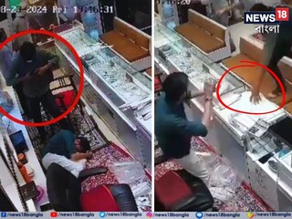 দোকানে ঢুকেই তারা তিনজনের উপর হামলা চালাতে শুরু করে৷ 