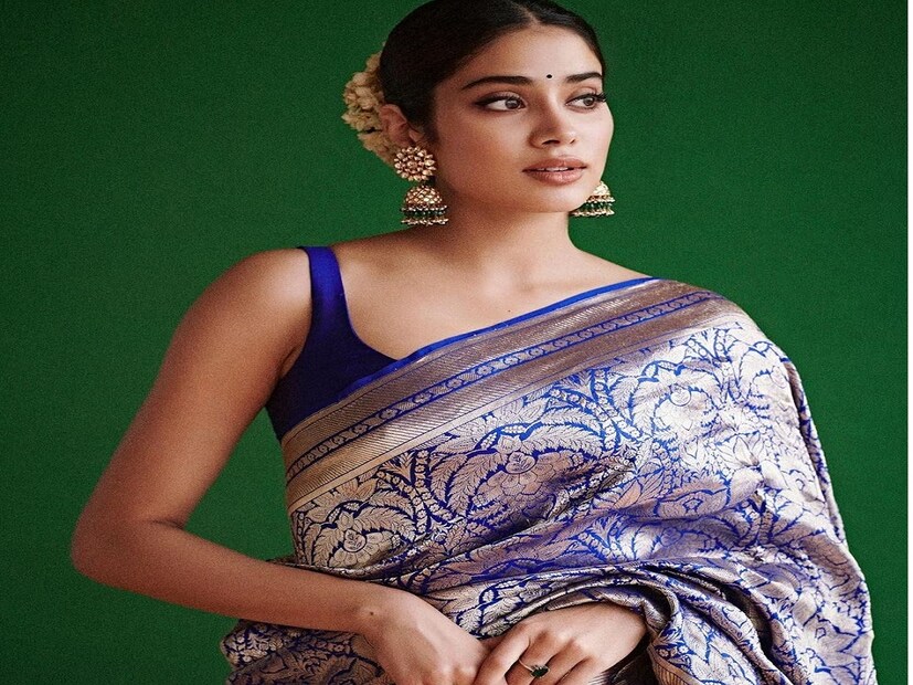 কাঞ্জিভরম শিল্ক শাড়ি: তামিলনাড়ুর এই শাড়ি বিয়ে বা অনুষ্ঠানে পড়ার জন্য মহিলাদের বড় প্রিয়৷ চওড়া কনট্রাস্ট পাড়, ফুল বা মন্দিরের নকশায় এই শাড়ি অনন্য৷