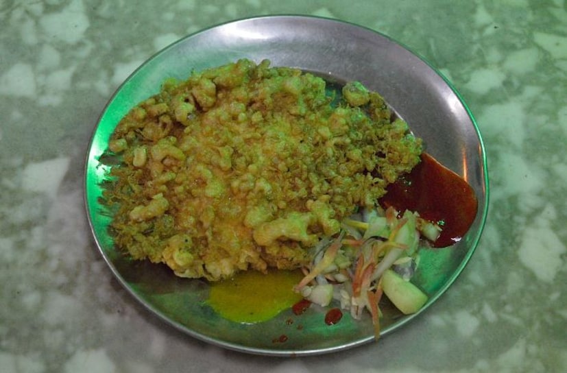 ক্যাফেতে গেলে চা অর্ডার করলে চায়ের সঙ্গে টা হিসেবে চিকেনের কবিরাজি বেছে নেন অনেকে। কিন্তু এক পিস চিকেন কবিরাজির দাম ১৫০ টাকা। তাই দামের কথা মাথায় আসলে হাত পড়ে কপালে। তাই বাজার থেকে দাম দিয়ে না কিনে বাড়িতেই সামান্য কিছু উপকরণ দিয়ে বানিয়ে ফেলুন চটজলদি চিকেন কবিরাজি।