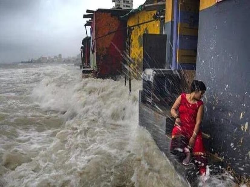 ধীরে ধীরে জলের তলায় চলে যাচ্ছে কলকাতা, দিল্লি, মুম্বই, চেন্নাইয়ের মতো মেট্রো শহরগুলি। সমুদ্রের জলস্তর বাড়ছে। আর তলিয়ে যাচ্ছে ভারতের অন্যতম শহরগুলি। সাম্প্রতিক এক গবেষণায় জানা গিয়েছে, আগামী ৬ বছরের মধ্যেই কলকাতাকে স্পর্শ করে ফেলবে সমুদ্র। কিন্তু, বাস্তব চিত্র আরও ভয়ানক।