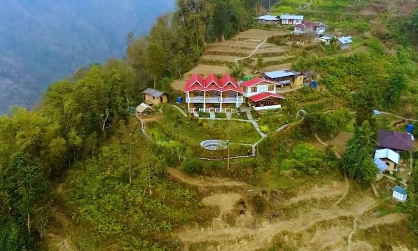 সামনেই পুজো। আর পুজোর ছুটিতে কোথায় যাবেন বুঝে পাচ্ছেন না।দার্জিলিং - কালিম্পং -ই এক মাত্র পাহাড়ে বেড়ানোর জায়গা। তবে তা কিন্তু নয় দার্জিলিংয়ে এখন ভিড়ে ঠাসা। রয়েছে এমন একটি অফবিট লোকেশনের খোজ যেখানে এলে পাবেন এক সুন্দর অভিজ্ঞতা। এই জায়গাটি ছোট্ট কিন্তু সুন্দর । (অনির্বাণ রায়)