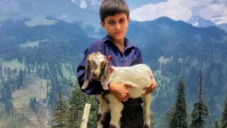 মানুশ তার তোলা ছবির নাম দেয় "The gaddi boy and his goat"