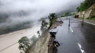 চরম দূর্ভোগ পর্যটক ও স্থানীয় বাসিন্দাদের চরম দূর্ভোগ পর্যটক ও স্থানীয় বাসিন্দাদের