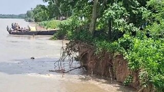 গঙ্গায় ভয়াবহ ভাঙন। গঙ্গায় ভয়াবহ ভাঙন।