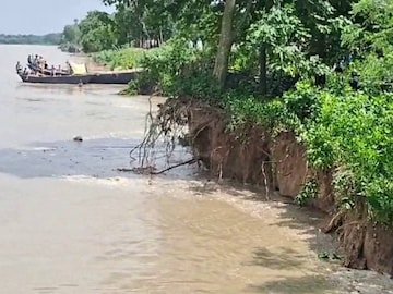 গঙ্গায় ভয়াবহ ভাঙন।