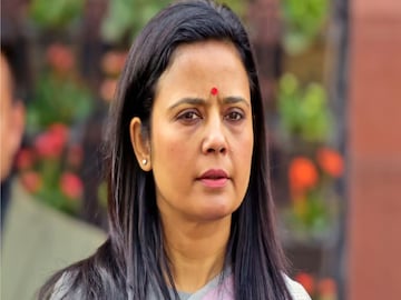 মহুয়া মৈত্র