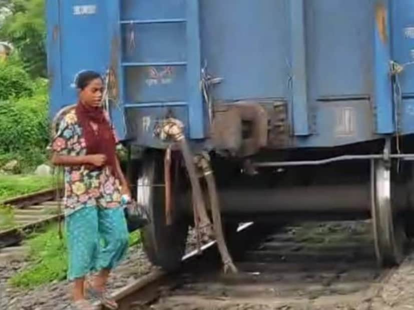 এই ঘটনায় বজ বজ শিয়ালদা শাখায় রেল চলাচল বেশ কিছুক্ষণ ব্যাহত হয়। যদিও পরে রেল পুলিশ ও আধিকারিকরা ঘটনাস্থলে পৌঁছে দুটো মালগাড়ির বগি মেরামতি করে আবারও ট্রেন চলাচল স্বাভাবিক করে দেয়। 