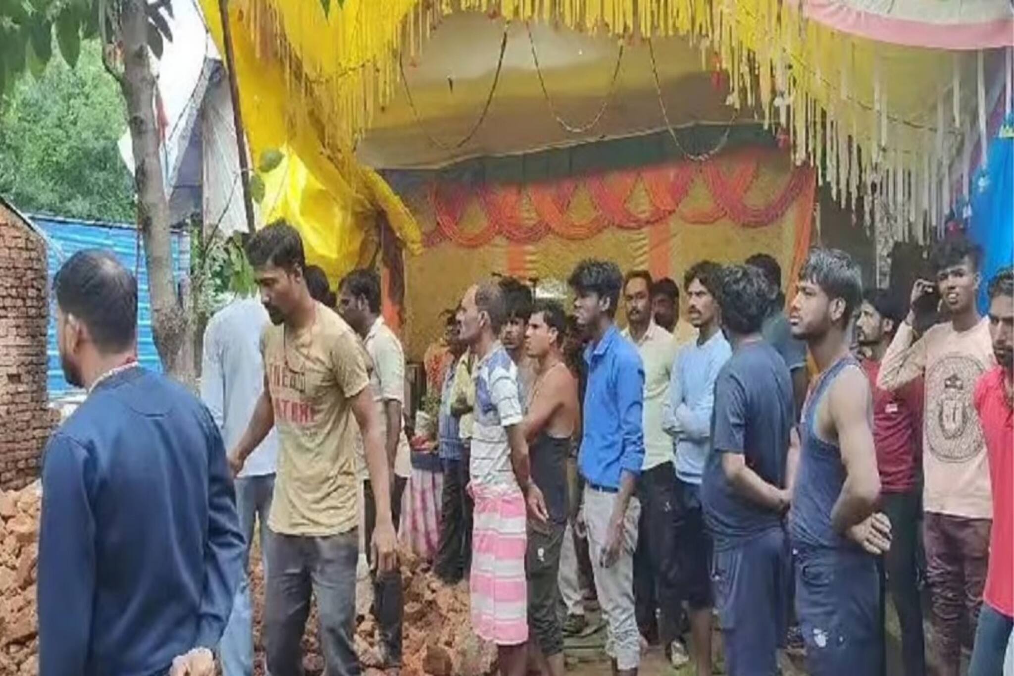 কী ভয়ঙ্কর! ধসে পড়ল মন্দিরের দেওয়াল, মুহূর্তে মৃত্যু ৯ শিশুর!আহত বহু, কোথায় ঘটল?