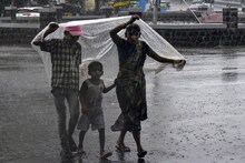 জারি বৃষ্টিপাতের লাল সতর্কতা, মহারাষ্ট্রের নানা অঞ্চলে বন্যা পরিস্থিতির আশঙ্কা