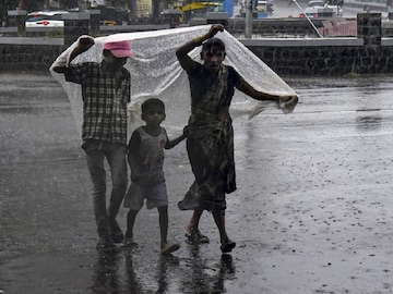 IMD-র তরফ থেকে কোঙ্কন ও মহারাষ্ট্রের বেশ কিছু অঞ্চল জুড়ে বজ্রবিদ্যুৎ সহ বৃষ্টিপাতের কমলা সতর্কতা জারি রয়েছে৷