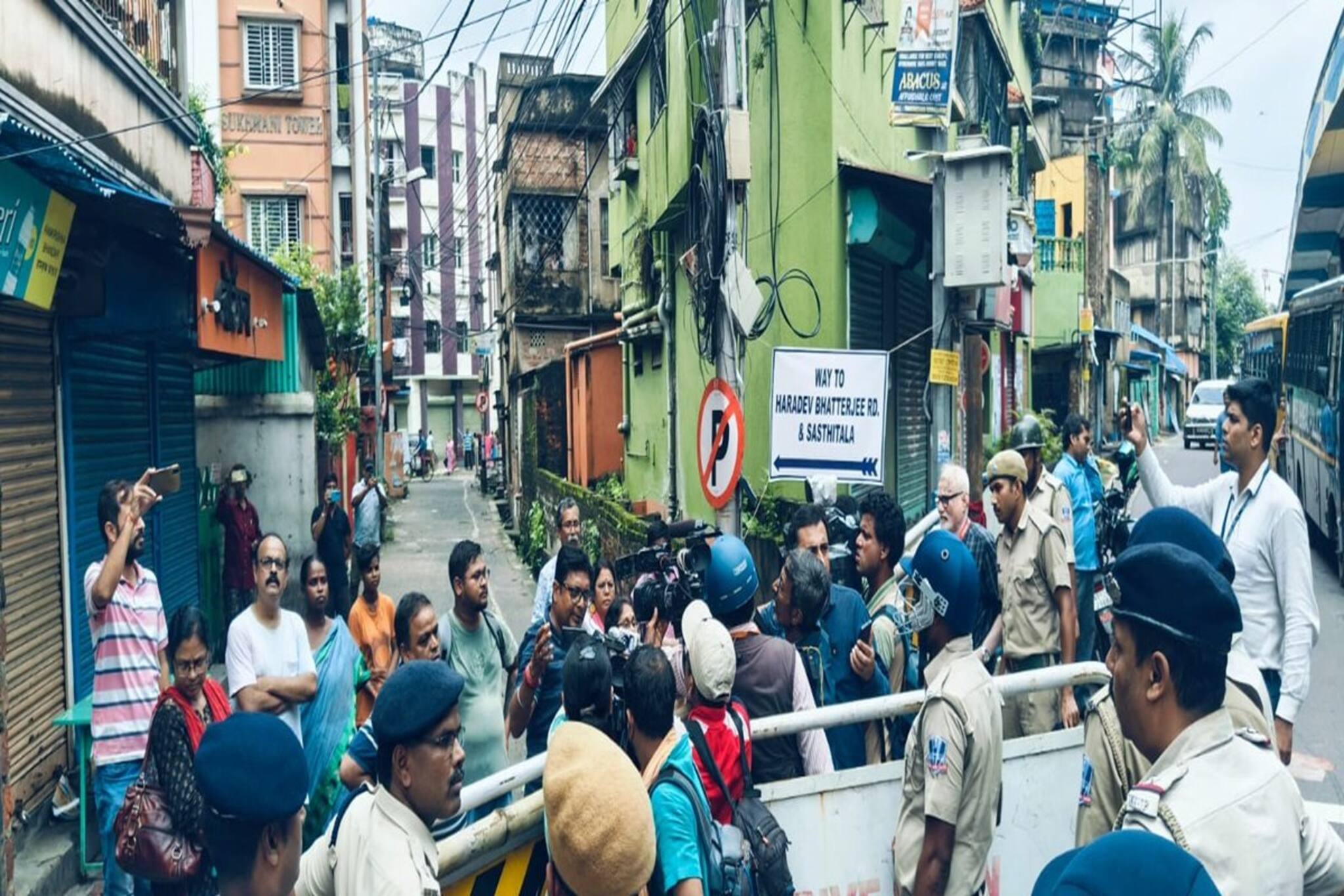 ইটের আঘাতে মাথা ফাটল পুলিশের! পাল্টা লাঠিচার্জ, কাঁদানে গ্যাস, উত্তাল বড়বাজার