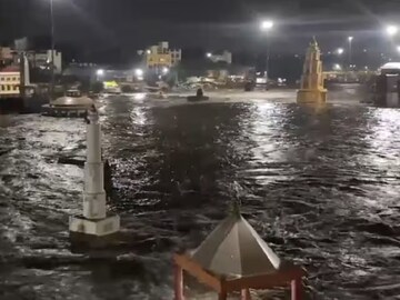 বিকেলে বিখ্যাত দুতন্ড্যা মূর্তির কোমর পর্যন্ত জল পৌঁছে গিয়েছিল৷ (Image: ANI)