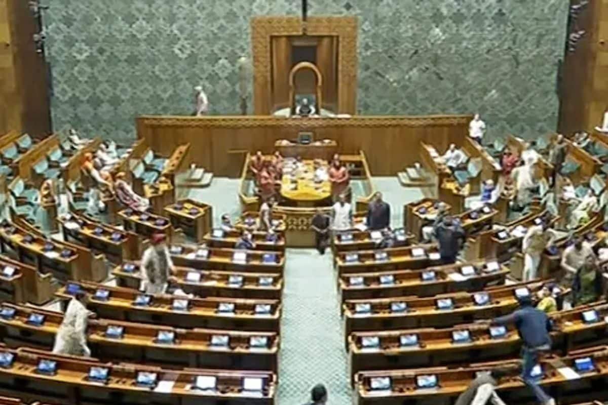 Waqf Amendment Bill 2024 লোকসভায় পাশ হয়ে গেল ওয়াকফ সংশোধনী বিল, পক্ষে ২২৬ জন সাংসদ, বিপক্ষে রইলেন ১৬৩ জন Waqf Amendment Bill passed in Lok Sabha after marathon discussion it will be presented in Rajya Sabha on Thursday