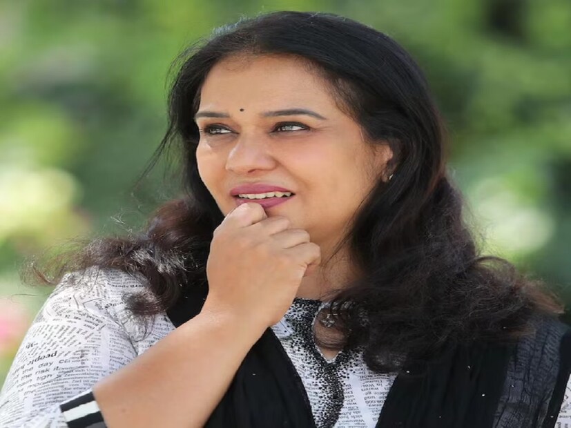 পরের দিন তিনি তাঁর একজন সিনিয়র অভিনেতাকে এই কথা জানালেও কোনওরকম সাহায্য পাননি৷ এই ঘটনায় মালা পার্বতী তাঁর অসন্তোষ উগড়ে দিয়েছেন সংবাদ পত্রের কাছে৷ তাঁর মতে এই ধরনের মানুষই বিনোদন দুনিয়াকে কলঙ্কিত করে তোলে৷