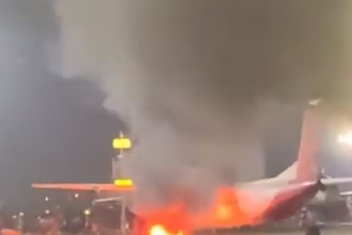 মুম্বই বিমানবন্দরে অগ্নিকাণ্ড! বিদেশি বিমানে কী লোড করা হচ্ছিল? চলছে তদন্ত মুম্বই বিমানবন্দরে অগ্নিকাণ্ড! বিদেশি বিমানে কী লোড করা হচ্ছিল? চলছে তদন্ত