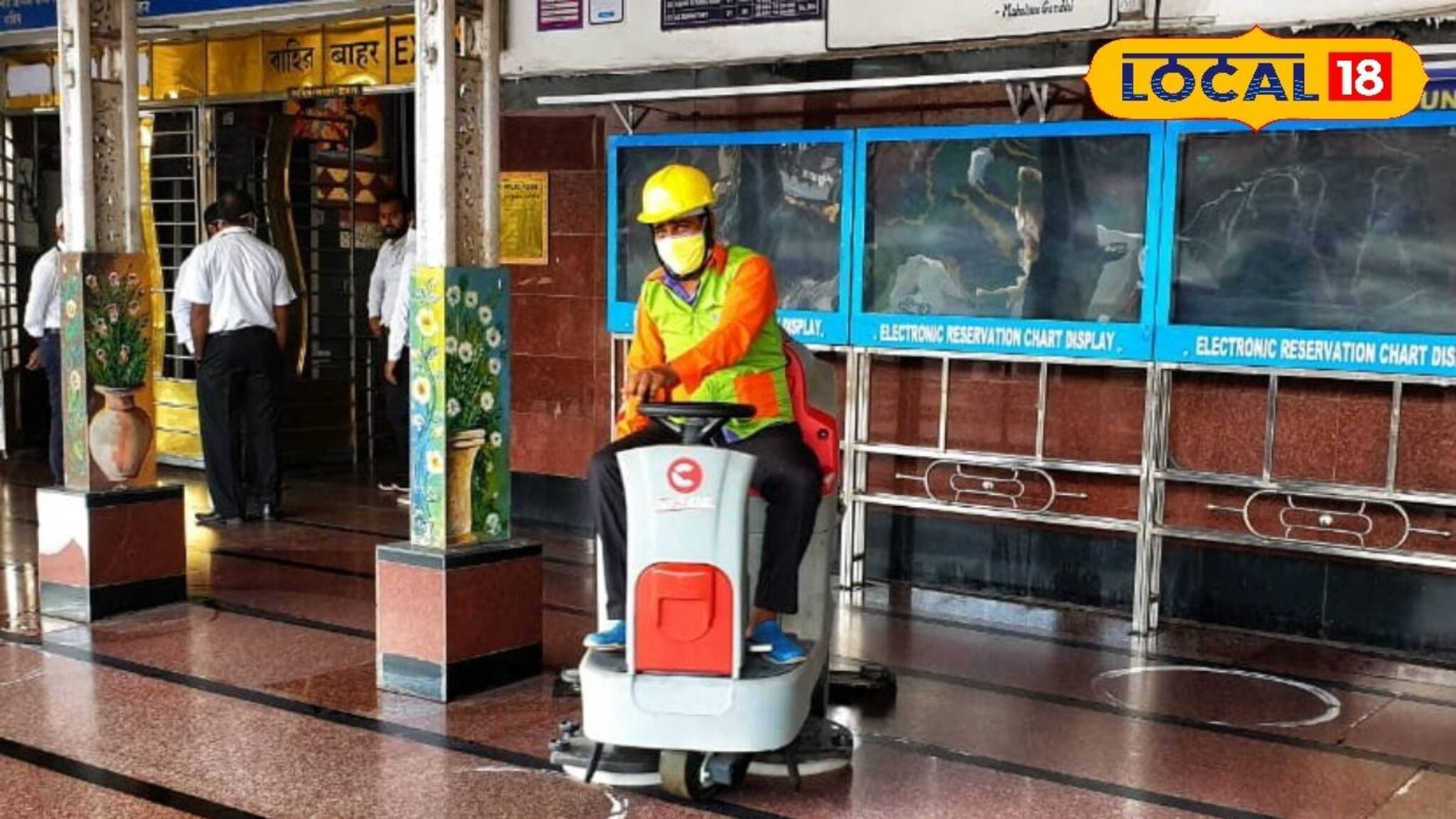 আসানসোল স্টেশন পরিষ্কার রাখতে কর্মীদের সঙ্গে হাত মিলিয়েছে যন্ত্র