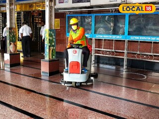 স্টেশন পরিষ্কার রাখতে ব্যস্ত রেল কর্মীরা। স্টেশন পরিষ্কার রাখতে ব্যস্ত রেল কর্মীরা।