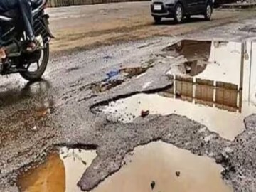 বেহাল রাস্তার জন্য অভূতপূর্ব প্রতিবাদে সামিল হলেন বেঙ্গালুরুতে বসবাসকারী এক দম্পতি (Image: News18)