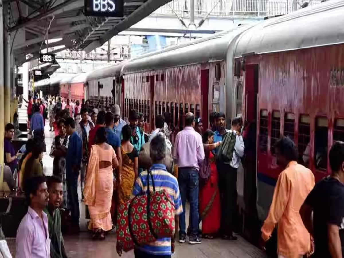 হাওড়া: ট্রেনে চড়ে আসা পরিজনদের খুঁজতে ট্রেন ও কোচ ইন্ডিকেশন বোর্ড দেখুন! প্লাটফর্মে কাউকে নিতে গেছেন, কিছুই বুঝতে পেরেছেন না? হন্তদন্ত হয়ে ঘুরছেন, কোচ খুঁজে পাচ্ছেন না? ট্রেন ধরার জন্য স্টেশনে গিয়েছেন, হাতে খুব কম সময়, ট্রেনের কোচ বা ট্রেনটি কোন প্লাটফর্ম থেকে ছাড়বে সেটাও বুঝতে পারছেন না? আপনাদের কথা মাথায় রেখেই পূর্ব রেল স্টেশন গুলিতে কোচ ও ট্রেন ইন্ডিকেশন বোর্ড গুলি বসানোর ওপর জোর দিয়েছে।