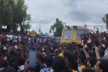 স্টেশনে স্টেশনে রেল অবরোধ,শিয়ালদহ-হাওড়া শাখায় বিপর্যস্ত পরিষেবা,নাজেহাল যাত্রীরা