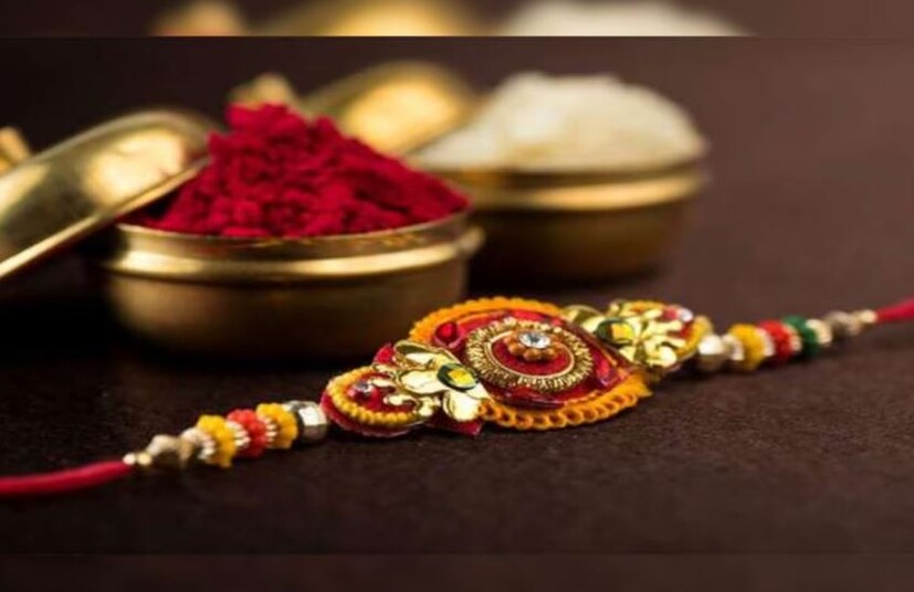 হাতে রক্ষাসূত্র বেঁধে দেওয়ার পরে, এটি কমপক্ষে এক-চতুর্থ দিন, দেড় মাস বা এক-চতুর্থ বছর ধরে হাতে রাখা উপযুক্ত বলে মনে করা হয়। ঐতিহ্যগত ভাবে এমনটা বিশ্বাস করা হয় যে, পূর্ণিমার দিনে রক্ষাসূত্র বাঁধার পরে এটি পরের পূর্ণিমা বা কোনও শুভ সময়ে খোলা উচিত। যদি কোনও বিশেষ কারণে তা দূর করতে হয়, তাহলে জ্যোতিষীদের মতে শুভ সময়কে মাথায় রাখতে হবে। এমনটিও বিশ্বাস করা হয় যে, কোনও বিশেষ কারণ ছাড়া রক্ষাসূত্র খোলা উচিত নয়।