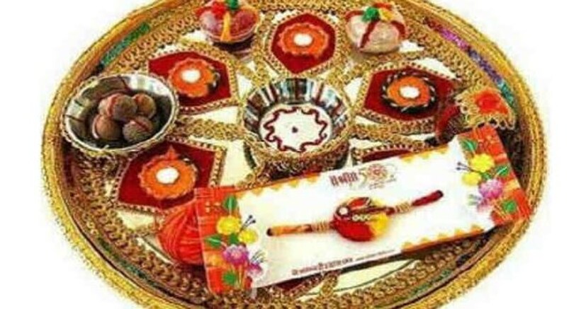 কীভাবে রক্ষাসূত্র খোলা হয়?রক্ষাসূত্র কখনওই কাটা কিংবা ছিঁড়ে ফেলা উচিত নয়। এটি করলে এর ইতিবাচক প্রভাব কমতে পারে। সেই সঙ্গে রক্ষাসূত্র ছিঁড়ে ফেলাও অনুচিত বলে মনে করা হয়। কোথাও কোথাও রক্ষাসূত্র পুড়িয়ে ফেলারও ব্যবস্থা রয়েছে। তবে সেটা সাবধানে এবং ধর্মীয় নিয়ম মেনেই করা উচিত। অনেকে রক্ষাসূত্র খুলে অশ্বত্থ বা অন্য কোনও পবিত্র গাছে বেঁধে রাখেন। একে শুভ বলে মনে করা হয়।