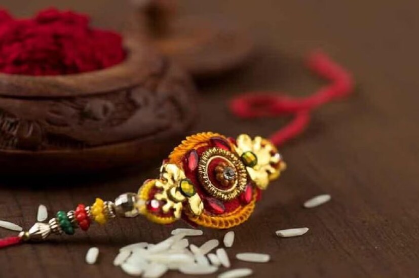 জ্যোতিষীর মতে, রাখি বন্ধনের দিন পুজোর থালায় এক টুকরো ফিটকারি রাখুন। তারপর, ভাইকে রাখি বাঁধার পর, ৭ বার উল্টো দিকে ঘুরিয়ে তার মাথা থেকে ফিটকির টুকরোটি ফেলে দিন। এতে করে ভাইয়ের জীবন থেকে নেতিবাচকতা দূর হবে। ভাই-বোনের সম্পর্কের টানাপোড়েন থেকেও মুক্তি পেতে পারেন।