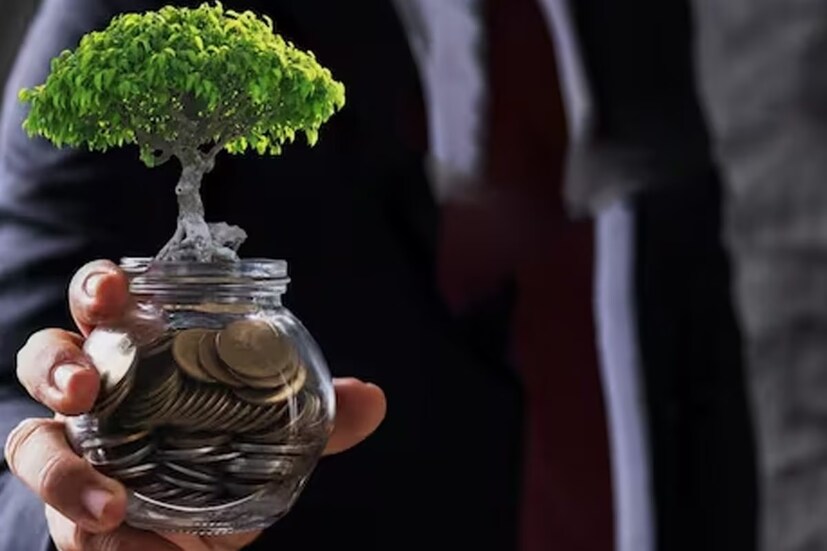 হাওড়া সহ বিভিন্ন জেলার মানুষকে গাছ বসাতে উৎসাহিত করছেন। শুধু মুখের কথা নয়, গাছ বসিয়ে গাছ থেকে ফল ফুল বিভিন্ন উপকার পাবেন। একইসঙ্গে তিনি সাধারণ মানুষকে জানাচ্ছেন, গাছ বসিয়ে শুধু পরিবেশ রক্ষা নয়। একবার গাছ লাগিয়ে লাভবান হওয়া যেতে পারে।