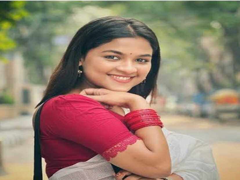 বর্তমান সময়ে ছোট পর্দার জনপ্রিয় অভিনেত্রী সাদিয়া আয়মানও লাল করেছেন তাঁর প্রোফাইল পিকচার। ভিতরে রয়েছে বাংলাদেশের মানচিত্র। 